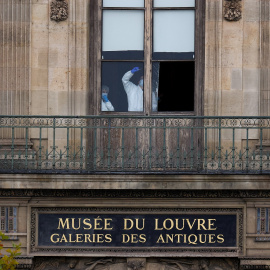Miembros de un equipo forense investigan el robo de joyas en el Louvre, París.