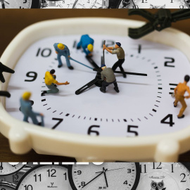 Reloj con figuras en miniatura