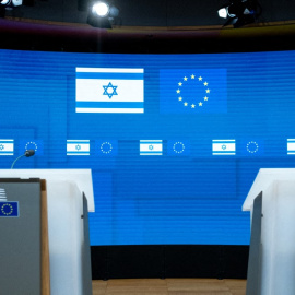 Estrado con las banderas de la Unión Europea e Israel.