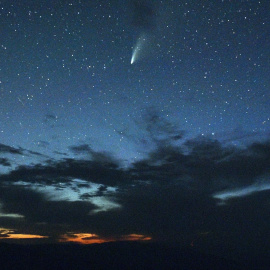 Foto de archivo de un cometa cerca de la Tierra.