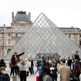 El museo del Louvre permanece cerrado por el robo de joyas.