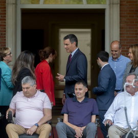 Imagen de archivo del presidente del Gobierno, Pedro Sánchez, durante un encuentro con representantes de asociaciones de personas con ELA.