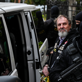 Juraj Cintula, acusado del atentado de 2024 contra el primer ministro eslovaco, Robert Fico, se sube a un coche con agentes de seguridad tras el veredicto del último día de su juicio, en el Tribunal Penal Especializado de Banska Bystrica, Eslovaquia, el 21 de octubre de 2025. REUTERS/Radovan Stoklasa IMÁGENES TPX DEL DÍA