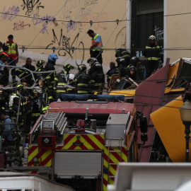(Foto de ARCHIVO)LISBON, Sept. 3, 2025  -- Firefighters and Public Security Police work on the site of the funicular accident in Lisbon, Portugal, on Sept. 3, 2025. The Gloria Funicular, one of Lisbon's best-known tourist attractions, derailed and overturned on Wednesday evening, leaving 15 people dead and 18 others injured, including five in serious condition, local media reported, citing police sources.,Image: 1033915840, License: Rights-managed, Restrictions: , Model Release: no, Credit line: Xun Wei / Xinhua News / ContactoPhotoEditorial licence valid only for Spain and 3 MONTHS from the date of the image, then delete it from your archive. For non-editorial and non-licensed use, please contact EUROPA PRESS.03/9/2025 ONLY FOR USE IN SPAIN