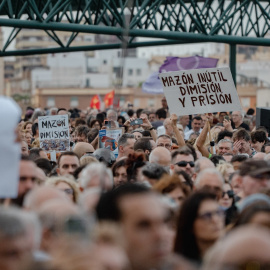 (Foto de ARCHIVO)Decenas de personas durante una manifestación para pedir la dimisión de Mazón por la gestión de la dana, a 28 de octubre de 2025, en Valencia, Comunidad Valenciana (España). Más de 200 entidades cívicas, sociales y sindicales, junto a asociaciones de víctimas de la dana, los comités locales de emergencia y reconstrucción (CLER) y l'Acord Social Valencià han convocado dos manifestaciones que han salido de Paiporta (Valencia) y València simultáneamente y para confluir en el Pont de la Solidaritat para reclamar la dimisión del 'president' de la Generalitat, Carlos Mazón, por su gestión de la dana.Jorge Gil / Europa Press28/9/2025