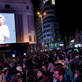 Decenas de personas observan la portada del nuevo álbum de Rosalía, 'Lux'.