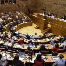 El presidente de la Generalitat valenciana, Carlos Mazón, interviene durante la sesión de control en Les Corts.