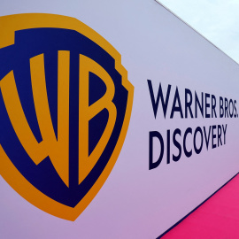 El logo de Warner Bros Discovery, en el Festival Internacional de Creatividad Cannes Lions, en Cannes (Francia).