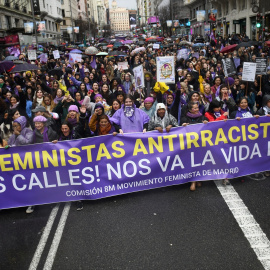 Cientos de personas durante la manifestación convocada por la Comisión 8M por el Día de la Mujer, a 8 de marzo de 2025, en Madrid (España).