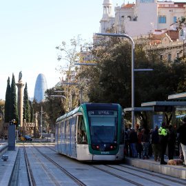 Un tramvia arriba a l'estació de Verdaguer des de Glòries