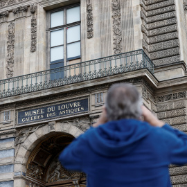 Ventana del museo del Louvre por la que entraron los ladrones.