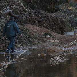 Imagen de archivo de un agente de la Guardia Civil en los barrancos del río Turia, en València.