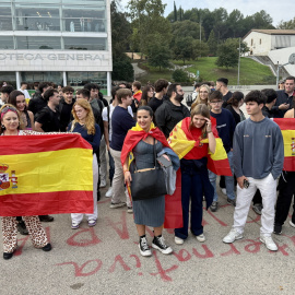 Partidaris de Vito Quiles amb banderes d'Espanya a la UAB.