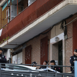 Varios agentes de la Policía escoltan en de Vallecas un nuevo intento de desalojo.