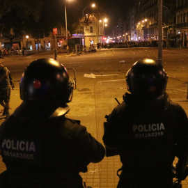 Els Mossos d'Esquadra disparen projectils de foam als manifestants a la zona de plaça Urquinaona, 19 d'octubre de 2019.