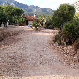 Màquines treballant en la neteja del barranc del Suís a la Ràpita