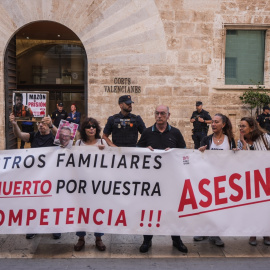 (Foto de ARCHIVO)Varias personas con pancartas, durante una concentración para pedir la dimisión de Mazón, frente a Les Corts Valencianes, a 23 de septiembre de 2025, en Valencia, Comunidad Valenciana (España). La Asociación de Víctimas Dana 29 de Octubre 2024 ha convocado una concentración en el exterior de Les Corts para exigir la renuncia de Mazón y para “volver a alzar la voz de la dignidad, la memoria y la reivindicación de verdad, justicia y reparación”. La manifestación tiene lugar mientras dentro de Les Corts se lleva a cabo el primer Debate de Política General tras la dana.Jorge Gil / Europa Press23 SEPTIEMBRE 2025;ASESINOS;MAZON A PRISION;MAZON DIMISION23/9/2025