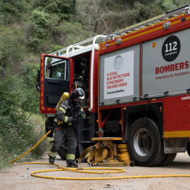Bomberos durante un simulacro de incendio forestal en la montaña de Collserola, en Barcelona.