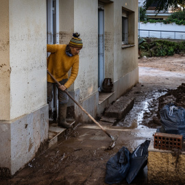 Un pati d'una casa afectat per l'aigua a la urbanització Serramar d'Alcanar