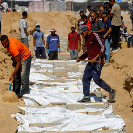 Palestinos entierran en un cementerio colectivo cuerpos no identificados de rehenes en Israel durante la guerra, en Deir Al-Balah, en el centro de la Franja de Gaza.