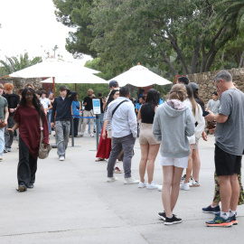 Turistes fent cua a l'entrada del Park Güell