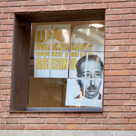 Cartell a les finestres dels despatxos de Vox titllant Lluís Companys d'assassí, aquest dimecres al Parlament