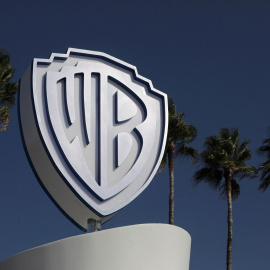 El logo de Warner Bros en la feria de la industria audiovisual MIPCOM, en Cannes (Francia).