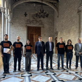 El president de la Generalitat, Salvador Illa, i membres del Sindicat de Llogateres