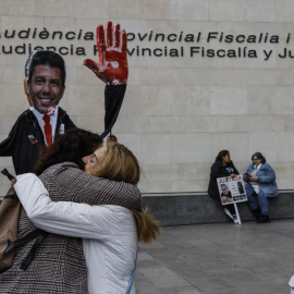 (Foto de ARCHIVO)Familiares de las víctimas de la DANA durante una concentración en las inmediaciones de la Ciudad de la Justicia de Valencia, donde han ido a declarar la exconsellera de Emergencias y el exsecretario del departamento, a 11 de abril de 2025, en Valencia, Comunidad Valenciana (España). La jueza acordó la citación de Pradas porque era la persona que el día de la riada tenía atribuida como máxima autoridad el proceso de adopción de medidas de autoprotección de la población y, respecto a Argüeso, por su "relevancia orgánica’’. Varias personas se han concentrado en las inmediaciones de la Ciudad de la Justicia para exigir justicia por las víctimas.Rober Solsona / Europa Press11 ABRIL 2025;DANA;RIADA;VICTIMAS;JUZGADOS;VALENCIA;JUICIO;CONDENA11/4/2025