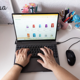 Una persona usa un ordenador para comprar 'online' (Foto de archivo).