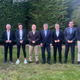 Representants de l'Espai Municipalista de Junts reunits a Waterloo amb Carles Puigdemont i Jordi Turull.