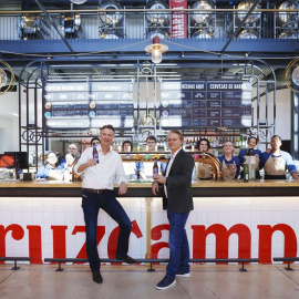 Presentación de la estrategia global EverGreen 2030 de la cervezera Heineken en Sevilla.Sevilla ha acogido la presentación de la estrategia global EverGreen 2030 de la cervezera Heineken N.V, que detalla las claves para impulsar su crecimiento. La cita, según ha informado la compañía en una nota, ha reunido a analistas financieros e inversores de todo el mundo para conocer de primera mano su hoja de ruta para los próximos cinco años. La elección de España supone, en palabras de la compañía, "un espaldarazo a la estrategia de la filial española y un claro ejemplo de cómo la cervecera construye su liderazgo mundial desde lo local".POLITICA PEPO HERRERA