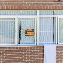 Un cartel que anuncia que se alquila una vivienda, en Madrid (España) el 16/9/2025.