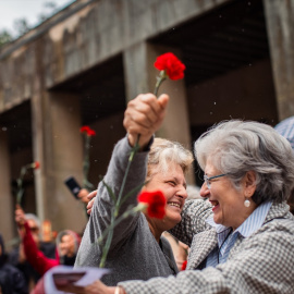 Dos mujeres conmemoran los 50 años de la Revolución de los Claveles a 25 de abril de 2024, en Santiago de Compostela