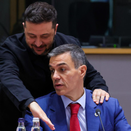 El presidente ucraniano, Volodímir Zelenski saluda al presidente del Gobierno, Pedro Sánchez, este jueves en Bruselas.