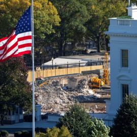 Imagen de la demolición del ala este de la Casa Blanca donde Trump prevé erigir un salón de baile.