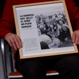Felisa Echegoyen, víctima de torturas, sujeta el artículo que relata su historia. Acto “Supervivientes de la memoria” realizado por el periódico Público en diciembre de 2019.