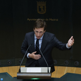 El alcalde de Madrid, José Luis Martínez Almeida, interviene en el pleno extraordinario del Ayuntamiento de Madrid.