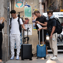 Varias personas con maletas en Barcelona, Catalunya (España).