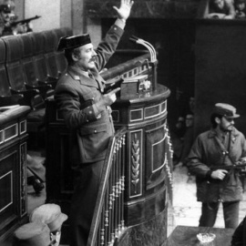 El ex teniente coronel de la Guardia Civil Antonio Tejero armado en el Congreso en el 23F.