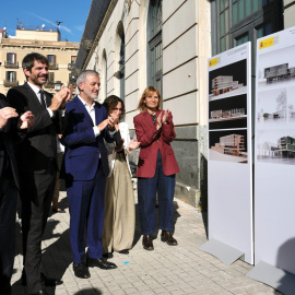 Les autoritats observant els plànols de la futura Biblioteca Pública de l'Estat