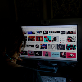 Pantalla con imágenes de logos de TikTok.