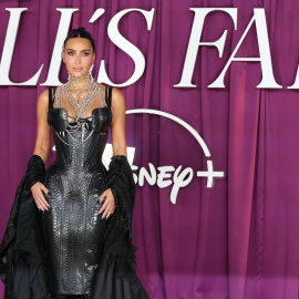 Kim Kardashian posa en la alfombradnos roja en la premiere de la serie 'All's Fair'.