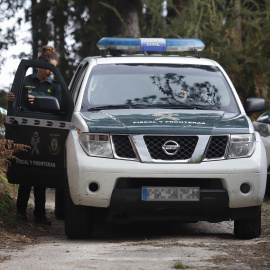 Imagen de archivo de una agente de la Guardia Civil entrando en su vehículo.