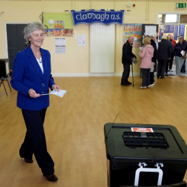 La candidata independiente Catherine Connolly votando este viernes.