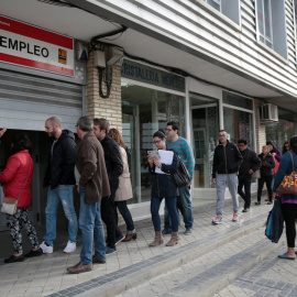 Una cola de personas esperando a entrar en una oficina de empleo, en Madrid.