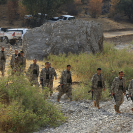 Combatientes del Partido de los Trabajadores del Kurdistán (PKK) caminan hacia una ceremonia de desarme.