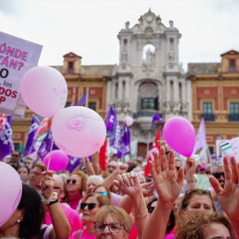 Imágenes de la concentración convocada por la asociación (Amama). A 26 de octubre de 2025 en Sevilla, Andalucía (España). La Asociación de Mujeres con Cáncer de Mama (Amama) convoca una concentración ante el Palacio de San Telmo para reclamar soluciones ante los fallos detectados en el programa andaluz de cribado del cáncer de mama y exigir una atención sanitaria más eficaz y transparente.Francisco J. Olmo / Europa Press26/10/2025