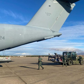 Efectivos del Ejército del Aire preparan uno de los aviones medicalizados que viaja hacia Jordania antes del despegue en Torrejón de Ardoz (Madrid).