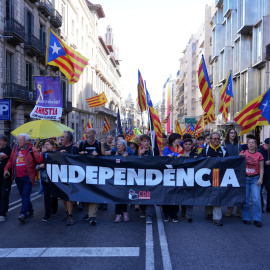 Desenes de persones arribant a l'acte de l'ANC a la plaça d'Urquinaona de Barcelona.